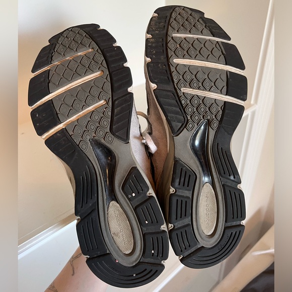 New Balance Sneakers 990v4 - Men 8.5/ Women 10 - Picture 5 of 6